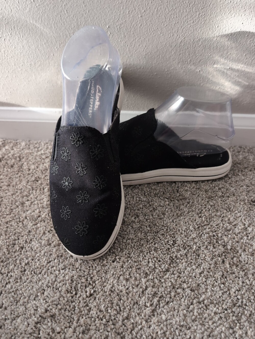 Womens Clarks Sloudsteppers Breeze Shore Black Floral Embroidered Slip Ons Sz. 7